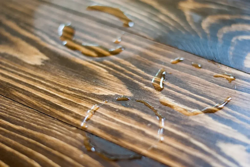 از بین بردن لکه آب روی چوب