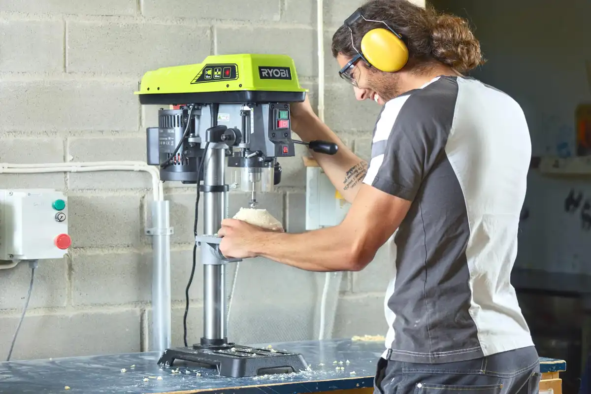 دریل ستونی چیست و چه کاربردهایی در نجاری و فلزکاری دارد