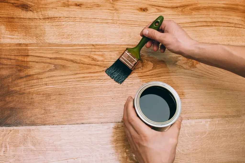 پرداخت چوب با وارنیش چگونه انجام می‌شود؟